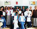 Direktor Rahim Öztürker (mitte) mit Kolleginnen und Schülerinnen der Abschlussklassen und Intensivsprachkurse bei der Zeugnispräsentation.