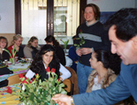 Weltfrauentag: Jede Schülerin erhält von Direktor Öztürker eine rote Rose.